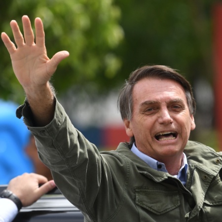 28.out.2018 - Jair Bolsonaro acena para apoiadores no Rio - Mauro Pimentel/AFP