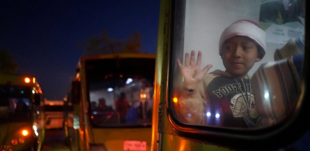 Criança migrante, membro da caravana de milhares de pessoas que viajam da América Central para os EUA, em ônibus em Guadalajara - Go Nakamura/Reuters