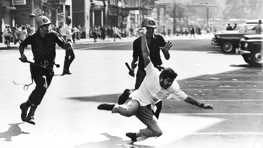 Movimento estudantil de 1968; repressão; ditadura militar; protestos; foto histórica de Evandro Teixeira - Evandro Teixeira/CDoc JB/Folhapress