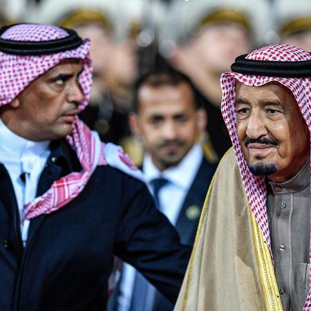 Em outubro de 2017, o general Abdel Aziz al-Fagham (à esquerda) protege o rei Salman bin Abudulaziz al-Saud em sua chegada a Moscou - Alexander Nemenov/ AFP