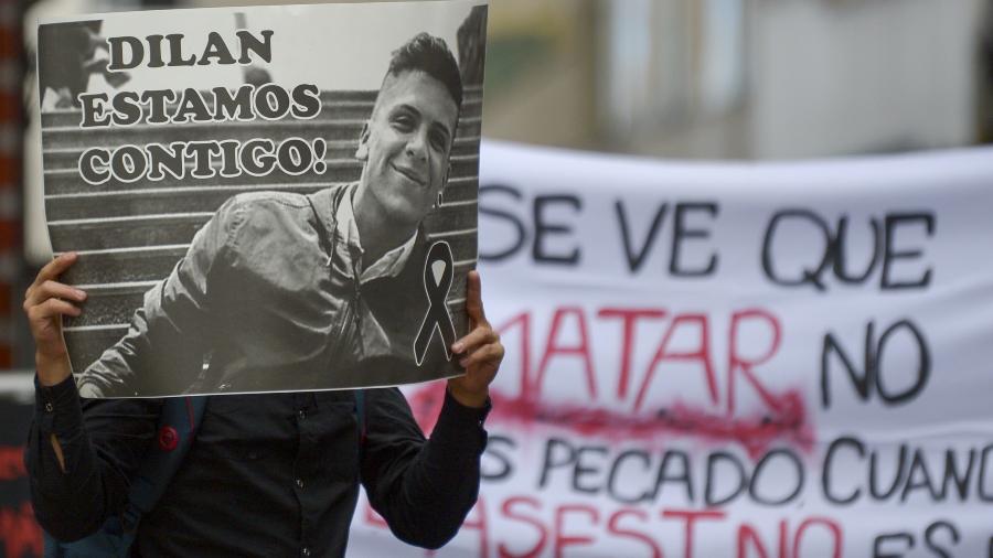 Estudante segura um cartaz com a foto de Dilan Cruz, jovem morto por um tiro durante manifestação em Bogotá - Raul Arboleda/AFP