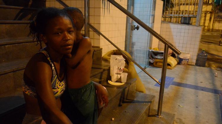 Dariana Militão, 23, ao lado do filho; ela está vivendo nas ruas de Maceió há dois meses - Beto Macário/UOL