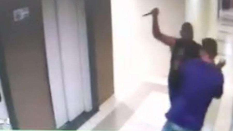 Imagens de câmeras de segurança mostram Helenildo Alves dos Santos sendo esfaqueado por um vizinho de prédio - Reprodução/TV Anhanguera