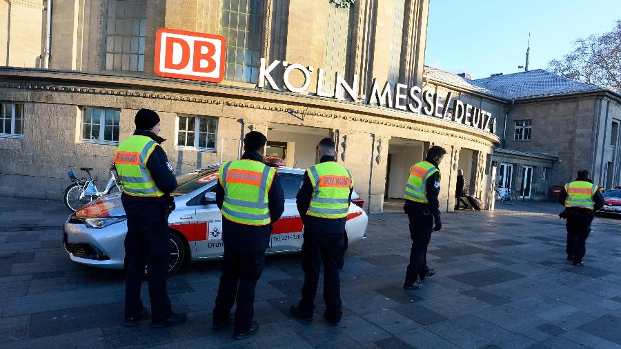 Agentes de segurança patrulham a área da estação de trem Messe/Deutz, em Colônia (Alemanha), durante ação para desativar uma bomba não detonada da Segunda Guerra Mundial que foi localizada na cidade - Roberto Pfeil/dpa/AFP