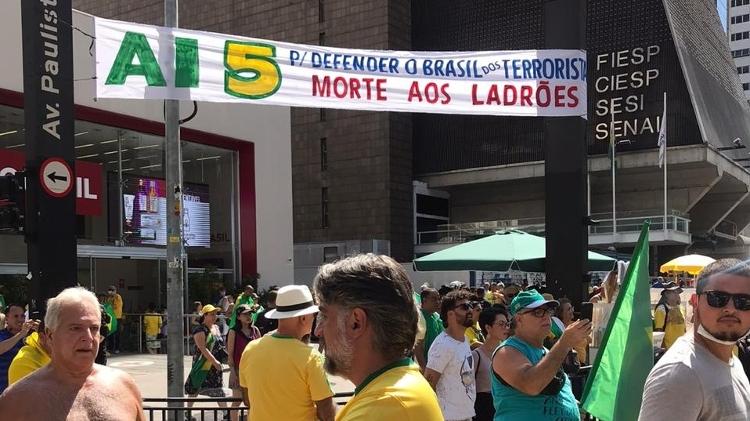 Faixa a favor da ditadura é exibida em protesto na Avenida Paulista, em São Paulo - Breno Castro Alves/Colaboração para o UOL