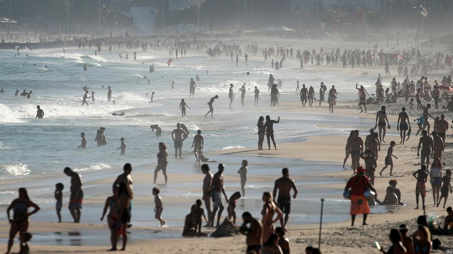 8.jul.2020 - Banhistas em praia no Rio de Janeiro durante a pandemia de covid-19 - Ricardo Moraes