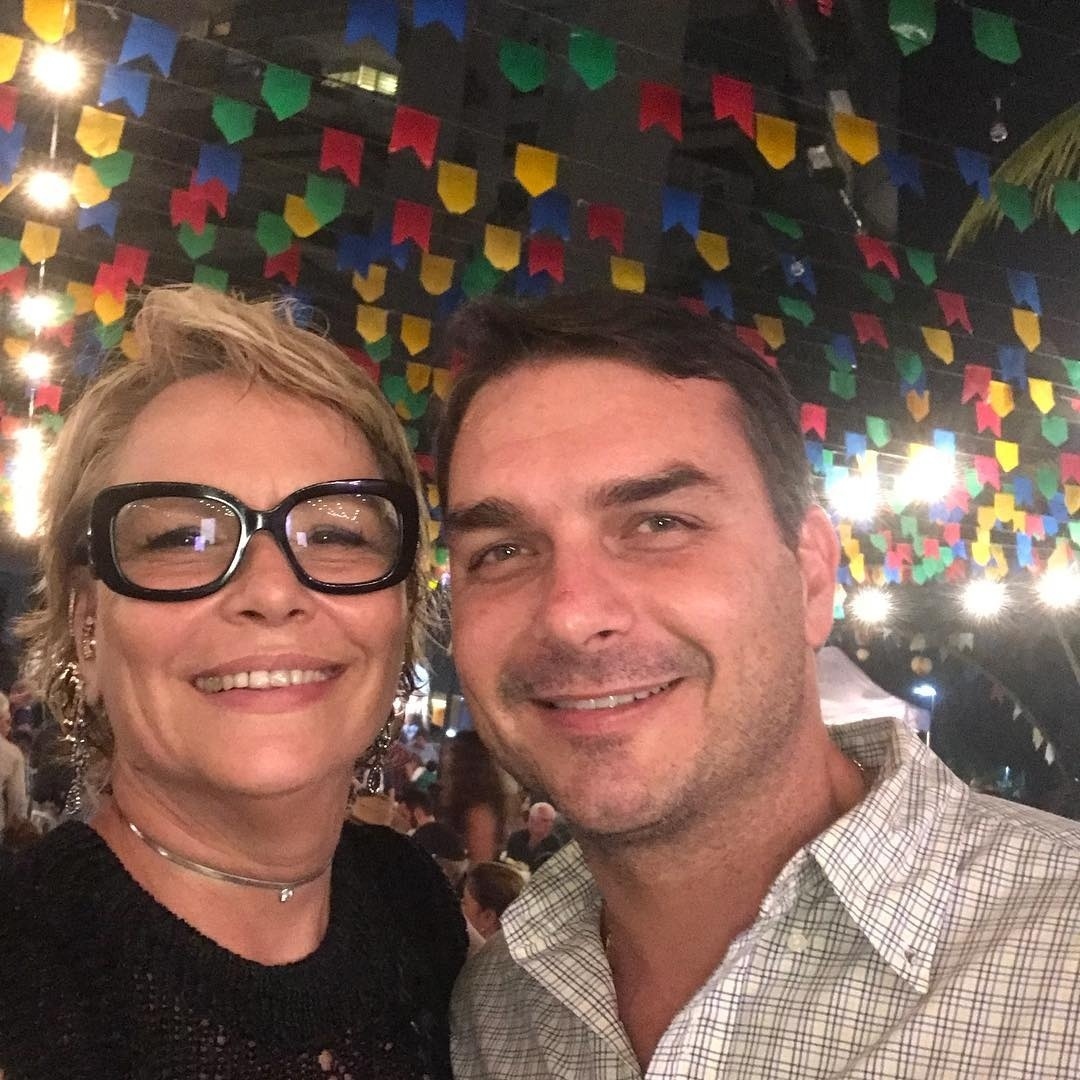 Mãe de 3 dos filhos de Bolsonaro ganha cargo no governo do RJ