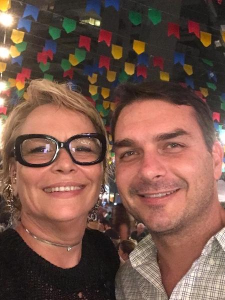 Rogéria com o filho Flávio Bolsonaro, senador pelo Rio - Reprodução/ Instagram