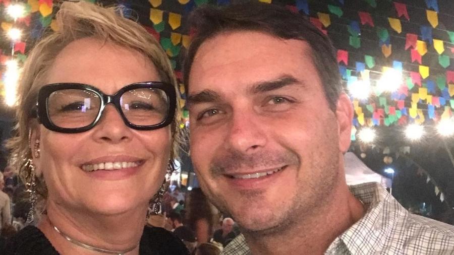 Rogéria com o filho Flávio Bolsonaro, senador pelo Rio de Janeiro - Reprodução/ Instagram