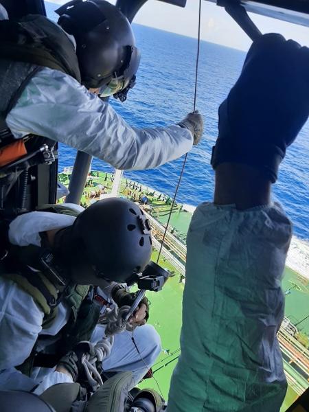 Helicóptero da FAB resgata tripulante com fraturas em navio no Brasil