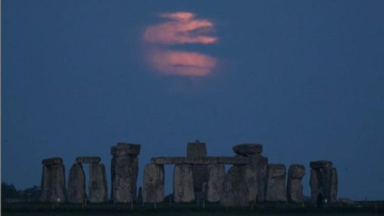 Na Inglaterra, a superlua foi fotografada em Stonehenge, monumento pré-histórico famoso - Andrew Mattews/PA Ware - Andrew Mattews/PA Ware