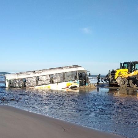 Ônibus ficou quase todo coberto pela água do mar - Divulgação/ Prefeitura de Ilha Comprida