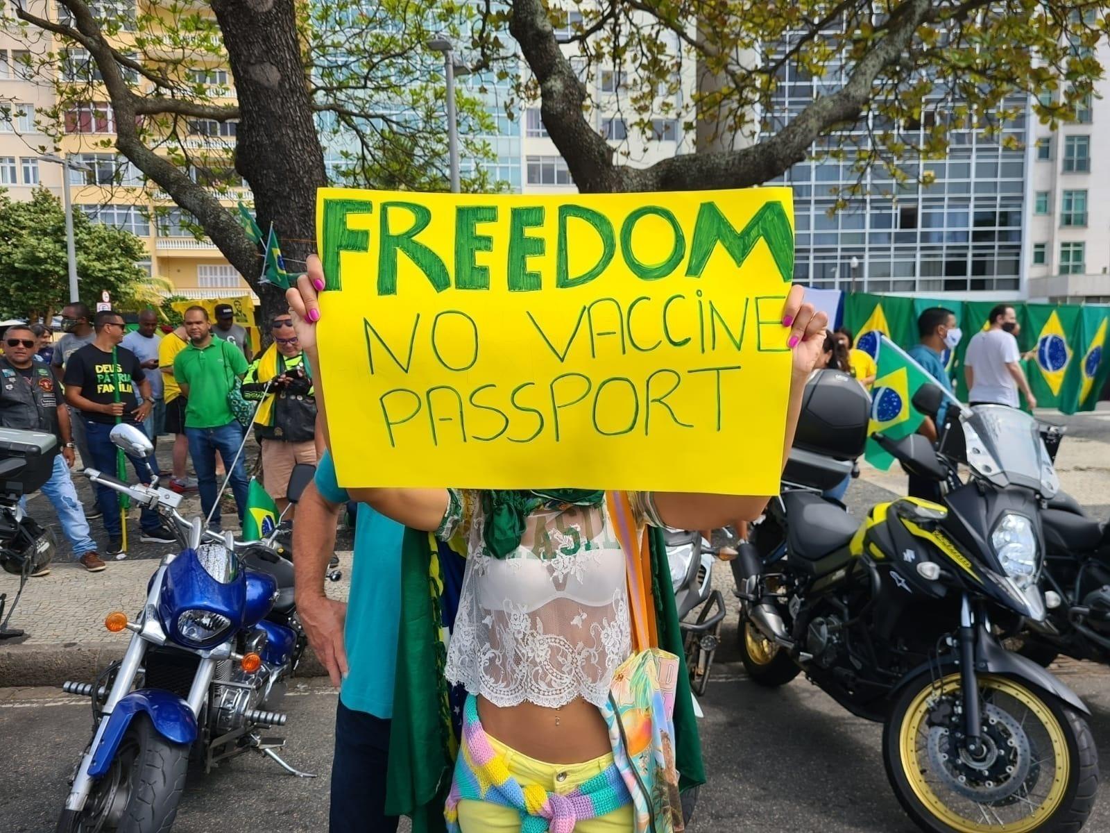 7.set.2021 - Manifestante protesta com cartaz em inglês pela obrigatoriedade da vacina. No cartaz, se lê "Liberdade! Sem passaporte da vacina" - Elisa Soupin/UOL