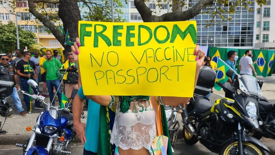 7.set.2021 - Manifestante protesta com cartaz em inglês pela obrigatoriedade da vacina. No cartaz, se lê "Liberdade! Sem passaporte da vacina" - Elisa Soupin/UOL