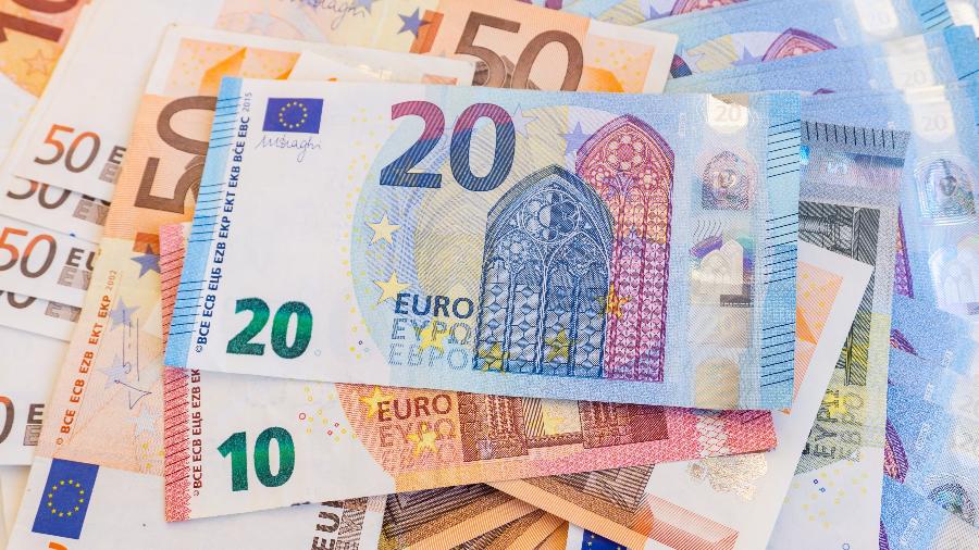 A moeda única europeia era negociada abaixo de US$ 1,01 pela primeira vez desde o fim de 2002 - Pakin Songmor/Getty Images