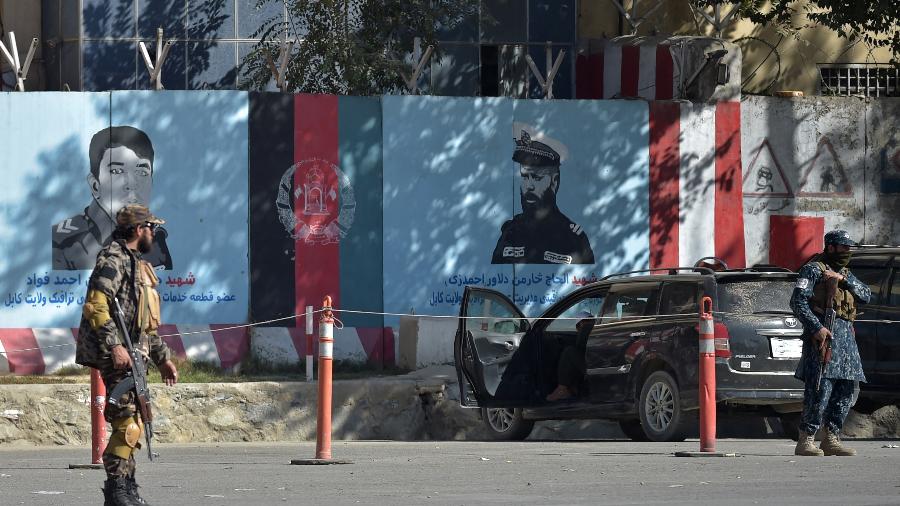 20.out.21 - Membros do Talibã vigiam local onde uma granada foi lançada contra um veículo policial em Deh Mazang, Cabul - WAKIL KOHSAR/AFP
