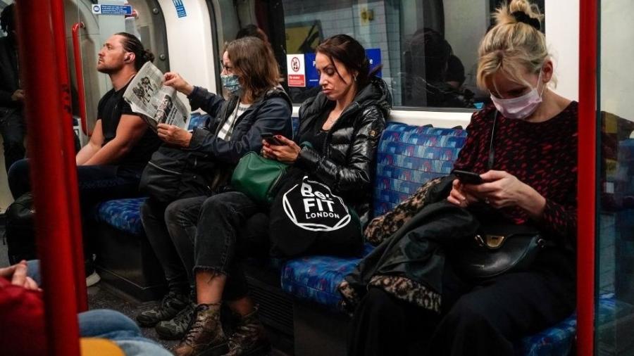 O uso de máscaras não é obrigatório no transporte público de Londres - Getty Images