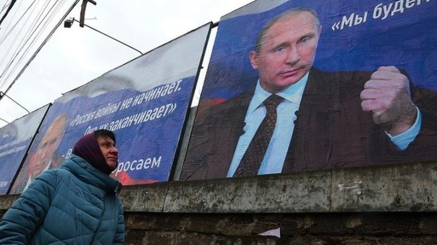 "A Rússia não começa guerras, acaba com elas", dizia um outdoor de Vladimir Putin em Simferopol, na Crimeia, em 10 de março - Getty Images