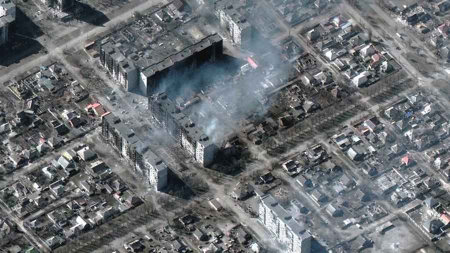Imagem de satélite mostra destruição de prédio residencial em Mariupol - MAXAR TECHNOLOGIES/via REUTERS