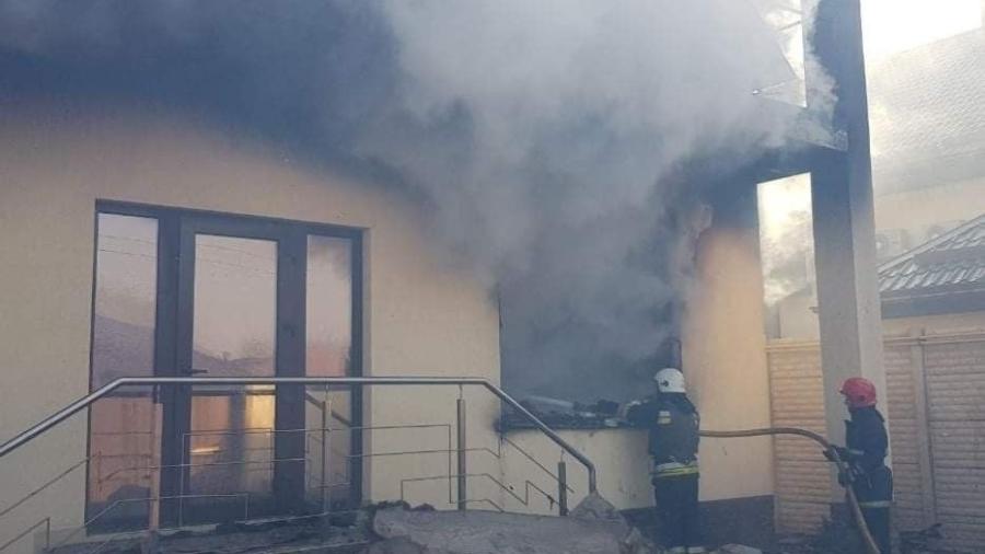 25.mar.2022 - Capital da Ucrânia sofre com incêndios após bombardeios russos - Serviço de Emergência do Estado da Ucrânia