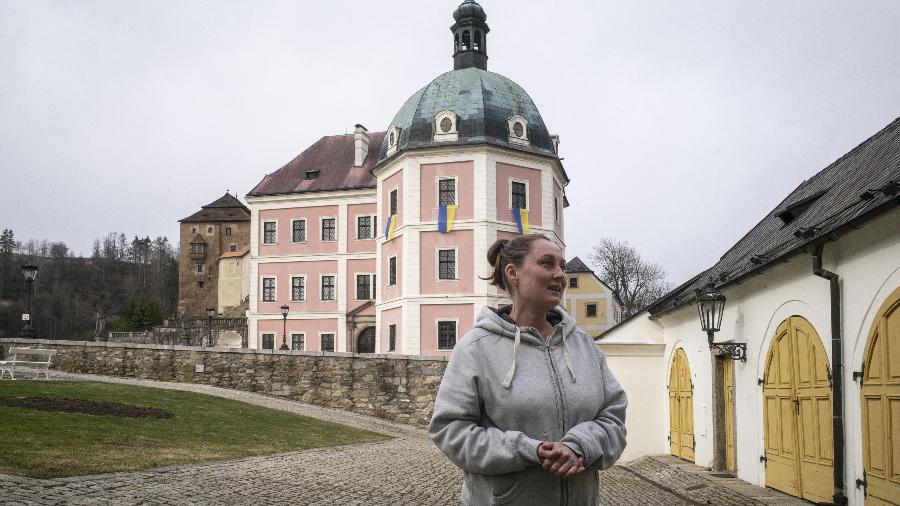 29.mar.22 - Olga Shandyba em frente ao castelo Becov nad Teplou, onde refugiados ucranianos encontraram um abrigo - Michal Cizek/AFP
