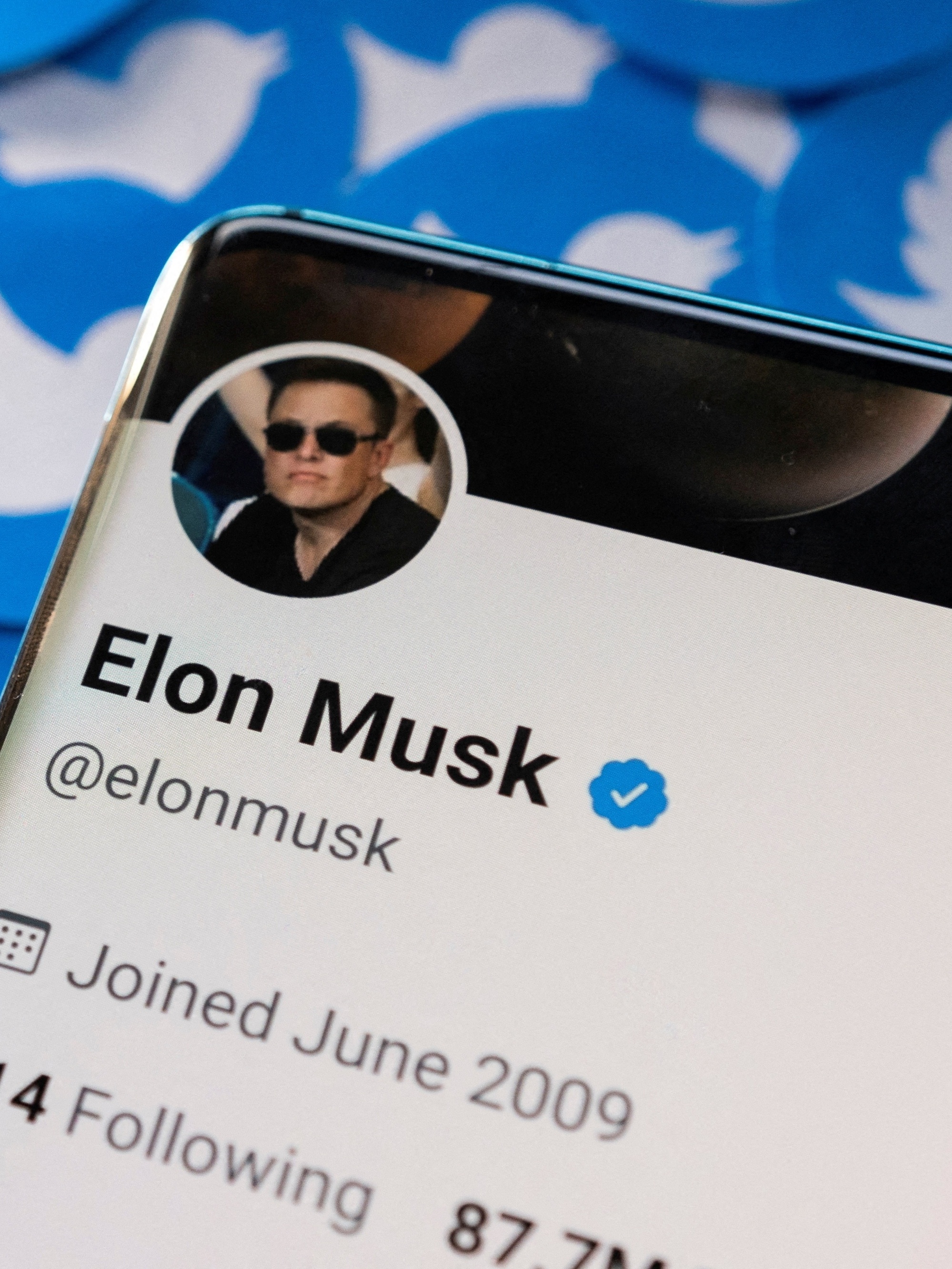 Sob comando de Musk, Twitter demite metade dos empregados e leva