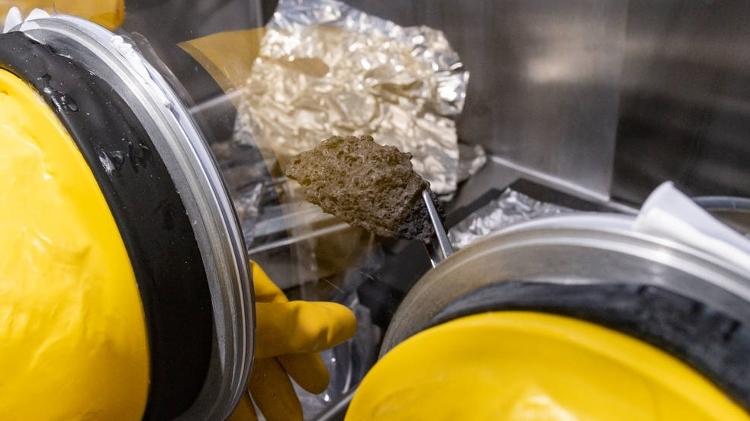 Cientistas manipulam amostra da Lua trazida à Terra pela missão Apollo 17, em 1972