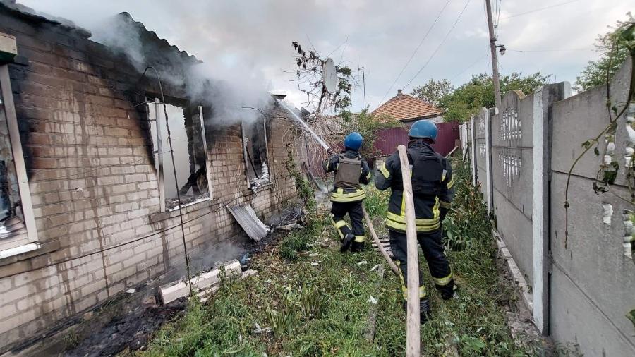 30.mai.2022 - Bombeiros apagam chamas após ataque em Sievierodonetsk, no leste da Ucrânia - Reprodução/Facebook/MNS.GOV.UA