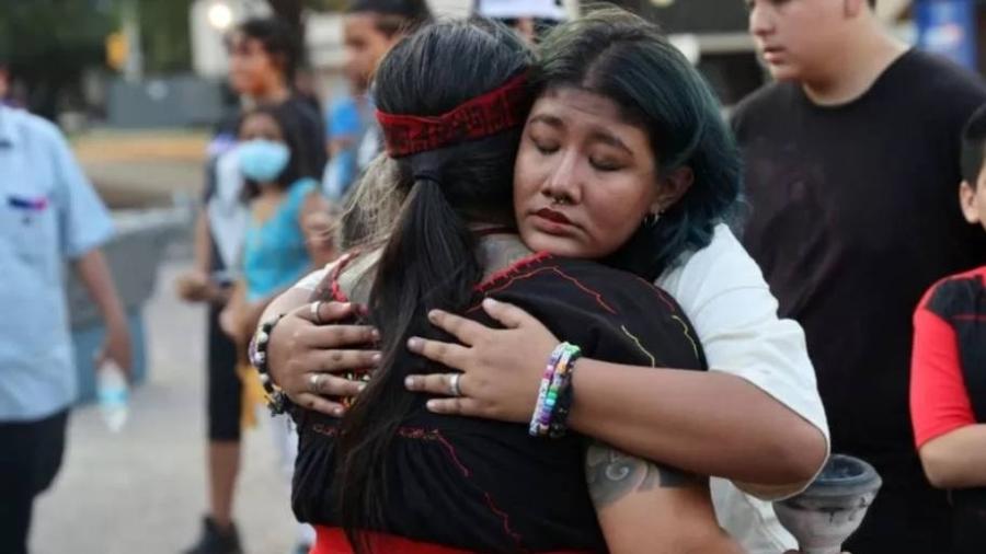 Wanda Pérez abraça Laura Yohultlahuiz durante vigília pelos migrantes mortos - Getty Images