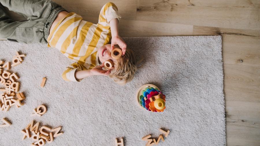 De brinquedos de papelão a computador infantil, alguns itens divertidos ajudam na alfabetização de uma criança - Getty Images