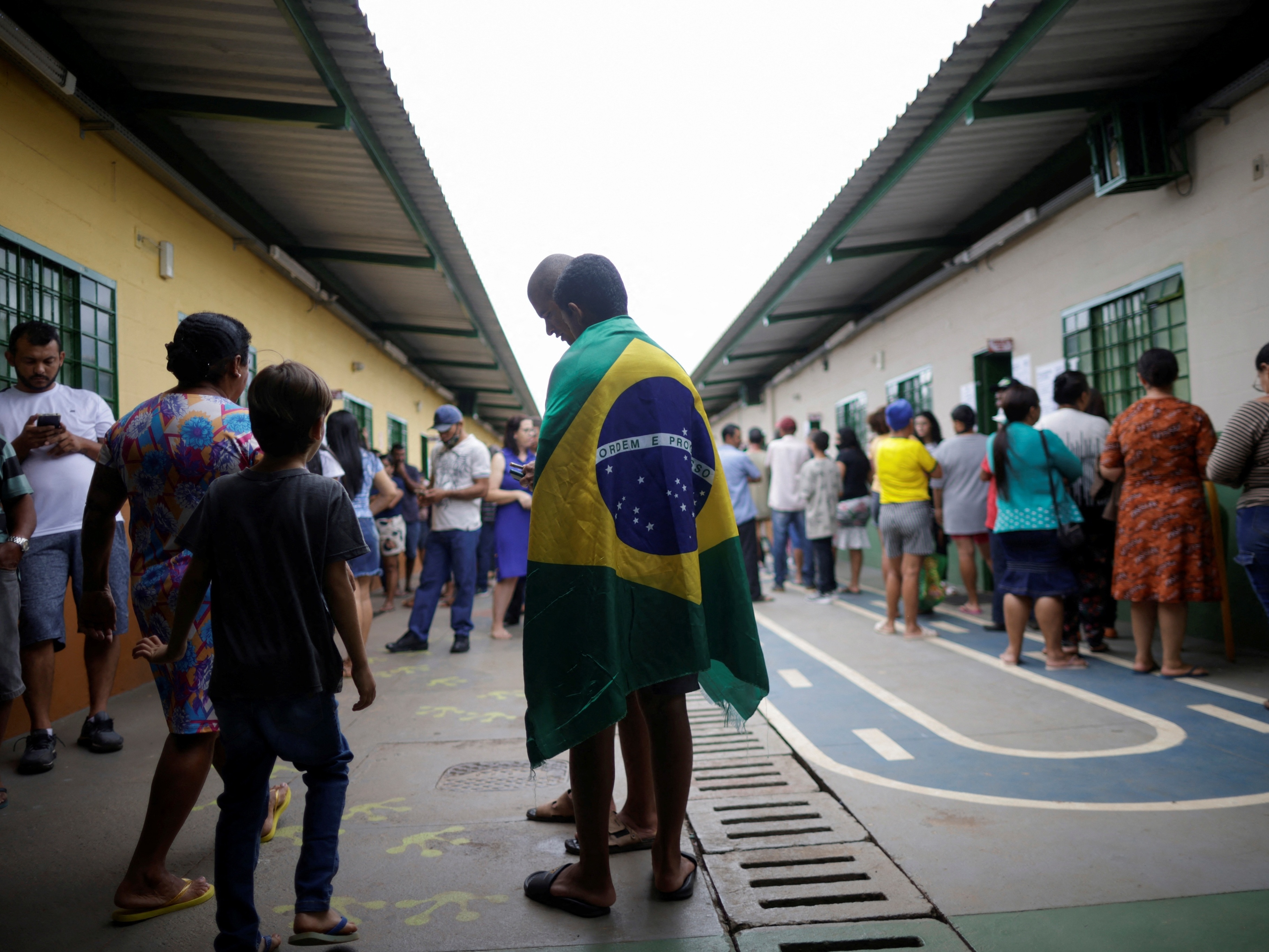 Eleições 2022: Brasil abre urnas para 2º turno; votação vai até às 17h