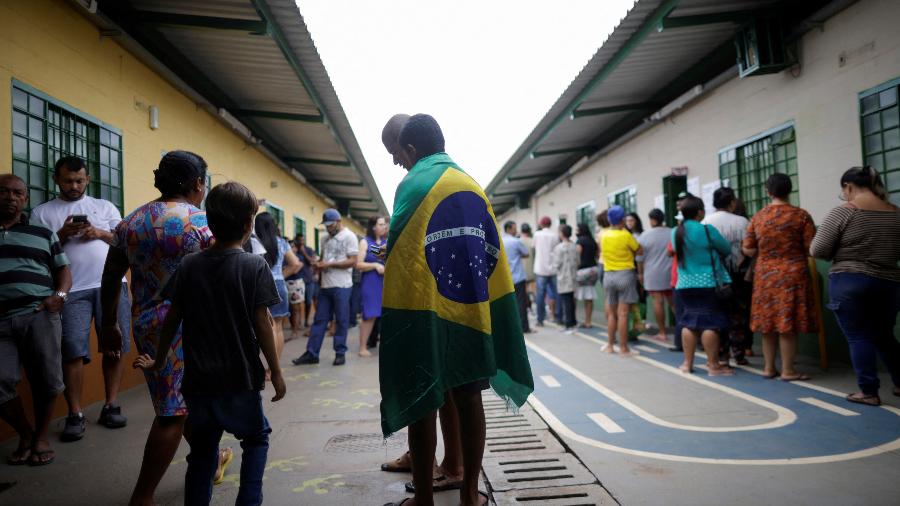 Eleitores em fila para votar em seção eleitoral de Brasília neste domingo (30) - REUTERS/Adriano Machado