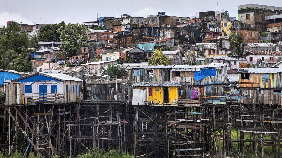 Favela em Manaus, cidade que teve o maior aumento de área ocupada por esses aglomerados no país - Eduardo Knapp/Folhapress