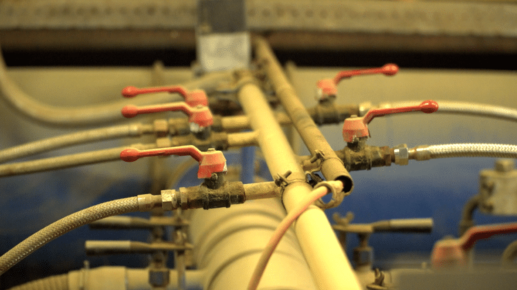 Tensions sparked by the occupation of Ukraine have forced Berlin to cut its energy dependence on Russia in recent years - BBC - BBC