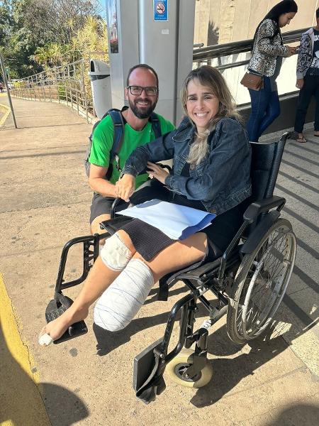 Mariana e o namorado, na saída do hospital