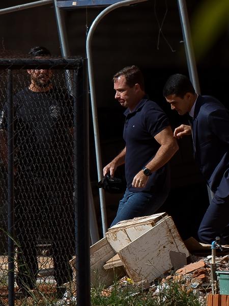 9.set.2023 O tenente-coronel Mauro Cid deixa a Polícia Penal do DF após colocar tornozeleira eletrônica 9.set.2023 O tenente-coronel Mauro Cid deixa a Polícia Penal do DF após colocar tornozeleira eletrônica