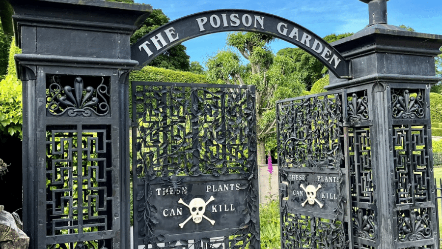 Entrada do The Poison Garden, na Inglaterra