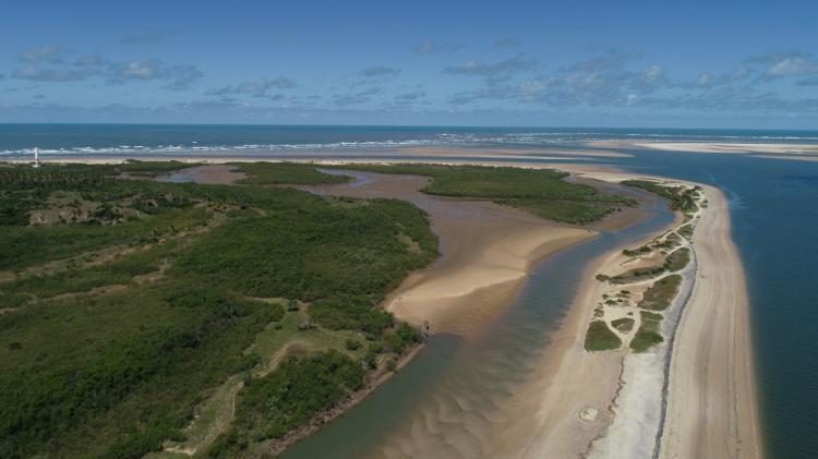 Praia do Viral, em Aracaju, em 2021, sem a ruptura