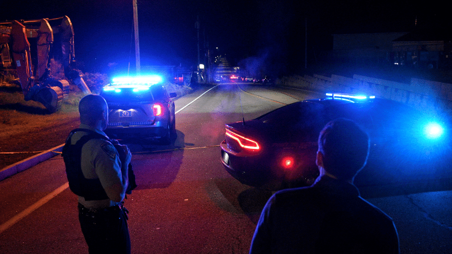 Polícia fecha rua que leva a bar após ataque a tiros na cidade de Lewiston, no estado norte-americano do Maine 