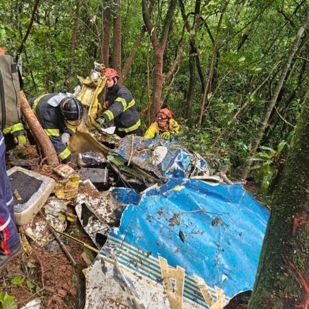25.jan.2023 - Queda de avião em mata entre Rio Grande da Serra (SP) e Ribeirão Pires (SP)