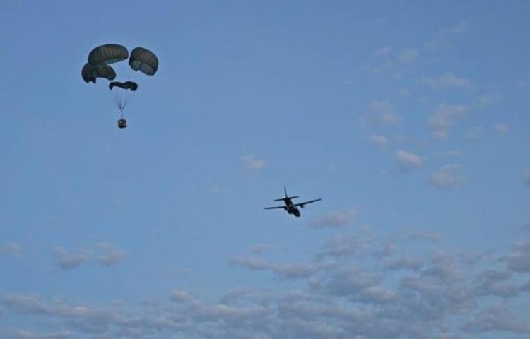 Lançamento aéreo de donativos e materiais no Rio Grande do Sul