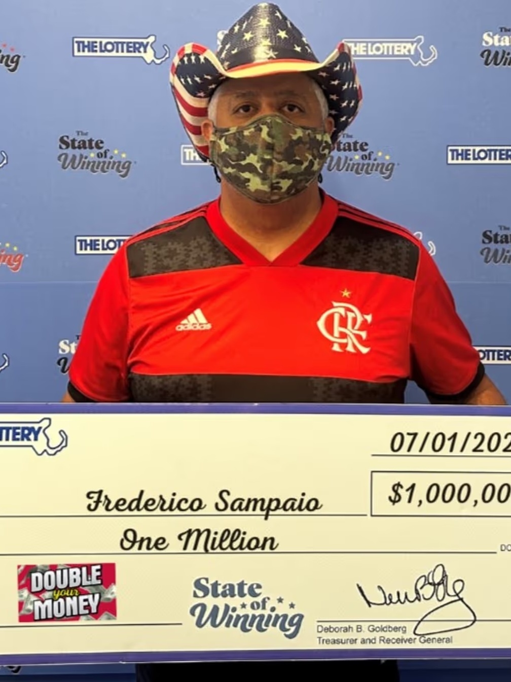 Homem ganha na loteria dos EUA e recebe prêmio com camisa do Flamengo