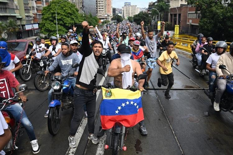 Os opositores do governo do presidente venezuelano Nicolás Maduro protestam em Caracas em 29 de julho de 2024, um dia após as eleições presidenciais venezuelanas