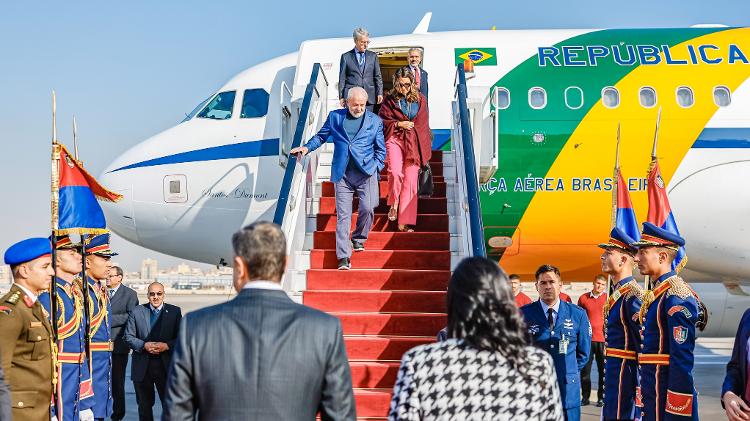 Presidente Lula desembarca do avião presidencial, em foto de fevereiro