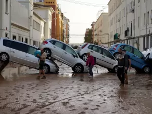 As imagens impressionantes nas enchentes que devastaram Espanha