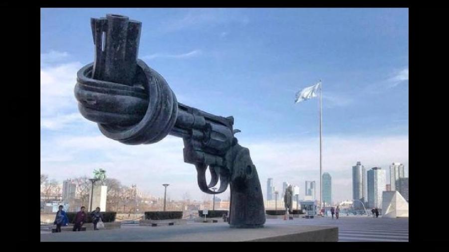 Escultura ?Non-Violence? ou ?Knotted Gun? (Arma com Nó), do sueco Carl Fredrik Reuterswärd, foi uma manifestação de protesto do artista contra o assassinato de John Lennon. Obra foi doada à ONU pelo governo de Luxemburgo