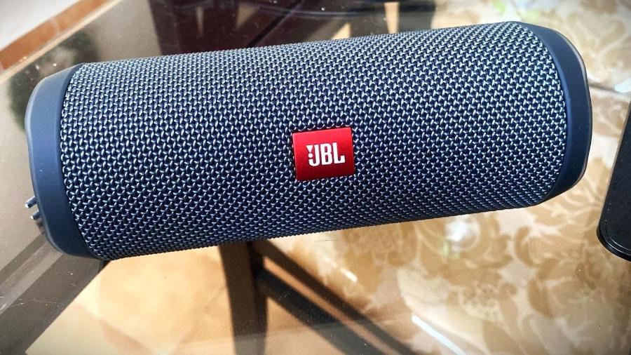 Caixa de som da JBL é portátil e resistente à água