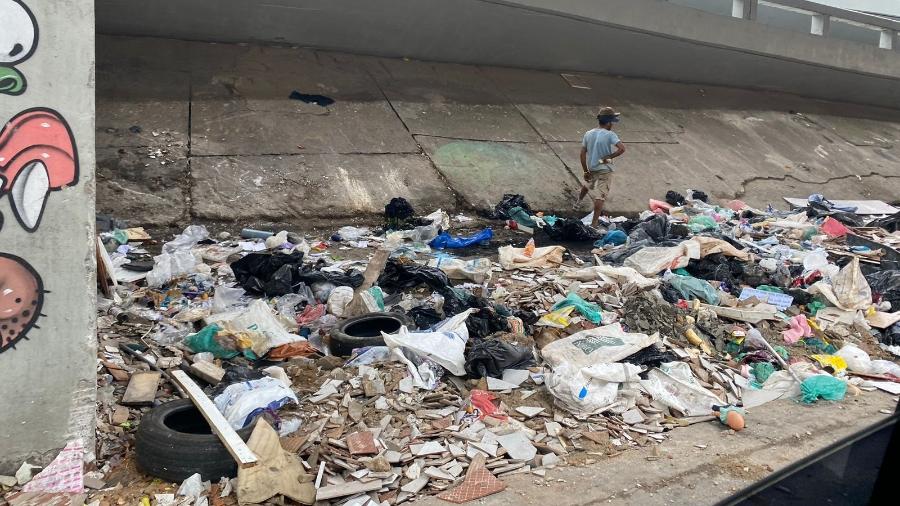 Lixo fica acumulado sob Viaduto do Glicério, na área central de São Paulo - Lorena Barros/UOL