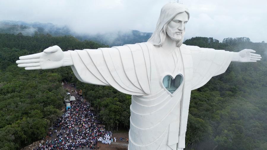 Pessoas participam de uma reencenação da crucificação de Jesus Cristo durante a celebração da Semana Santa, no complexo do Cristo Protetor, em Encantado Pessoas participam de uma reencenação da crucificação de Jesus Cristo durante a celebração da Semana Santa, no complexo do Cristo Protetor, em Encantado