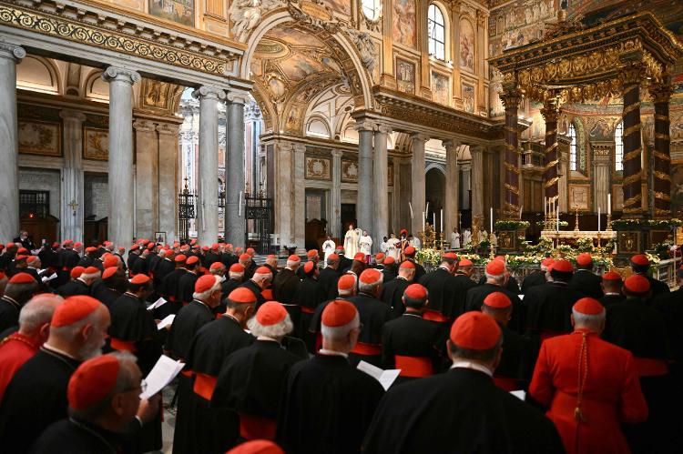Cardeais celebram as vésperas na basílica Santa Maria Maggiore, onde está sepultado o papa Francisco Cardeais celebram as vésperas na basílica Santa Maria Maggiore, onde está sepultado o papa Francisco
